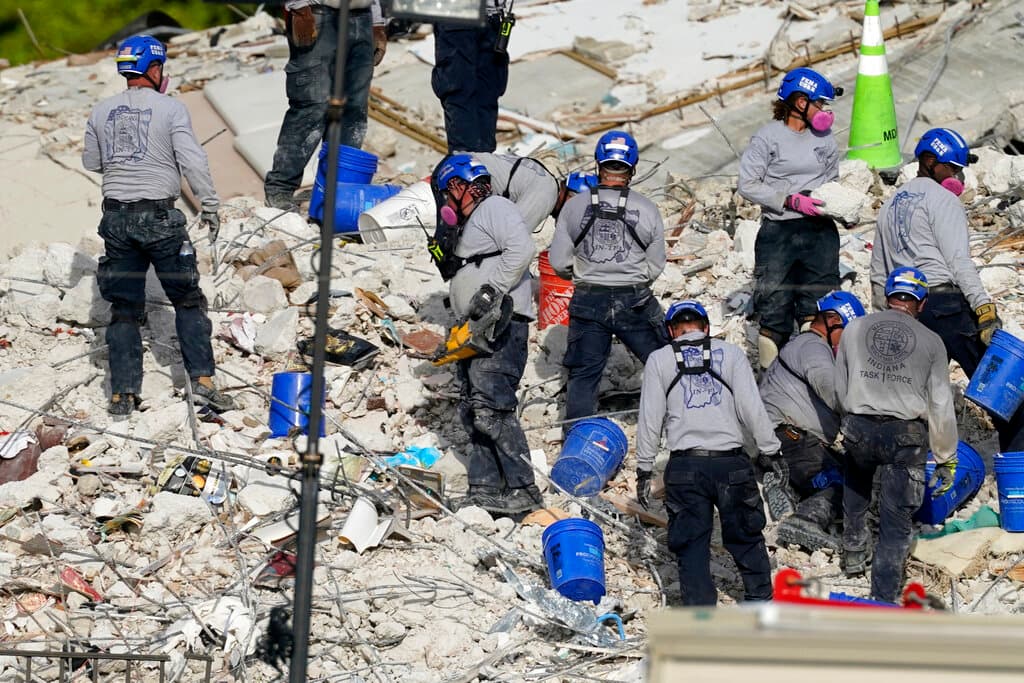 Antes de la demolición del domingo algunos residentes pedían que los dejaran regresar a sus hogares 
<b>para recuperar pertenencias, pero no se les permitió por razones de seguridad.</b>