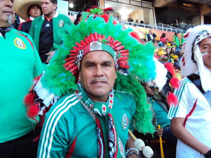 Esteban Castillo vive en Austin, Texas, es aficionado de la selección mexicana y conocido como "El Azteca".