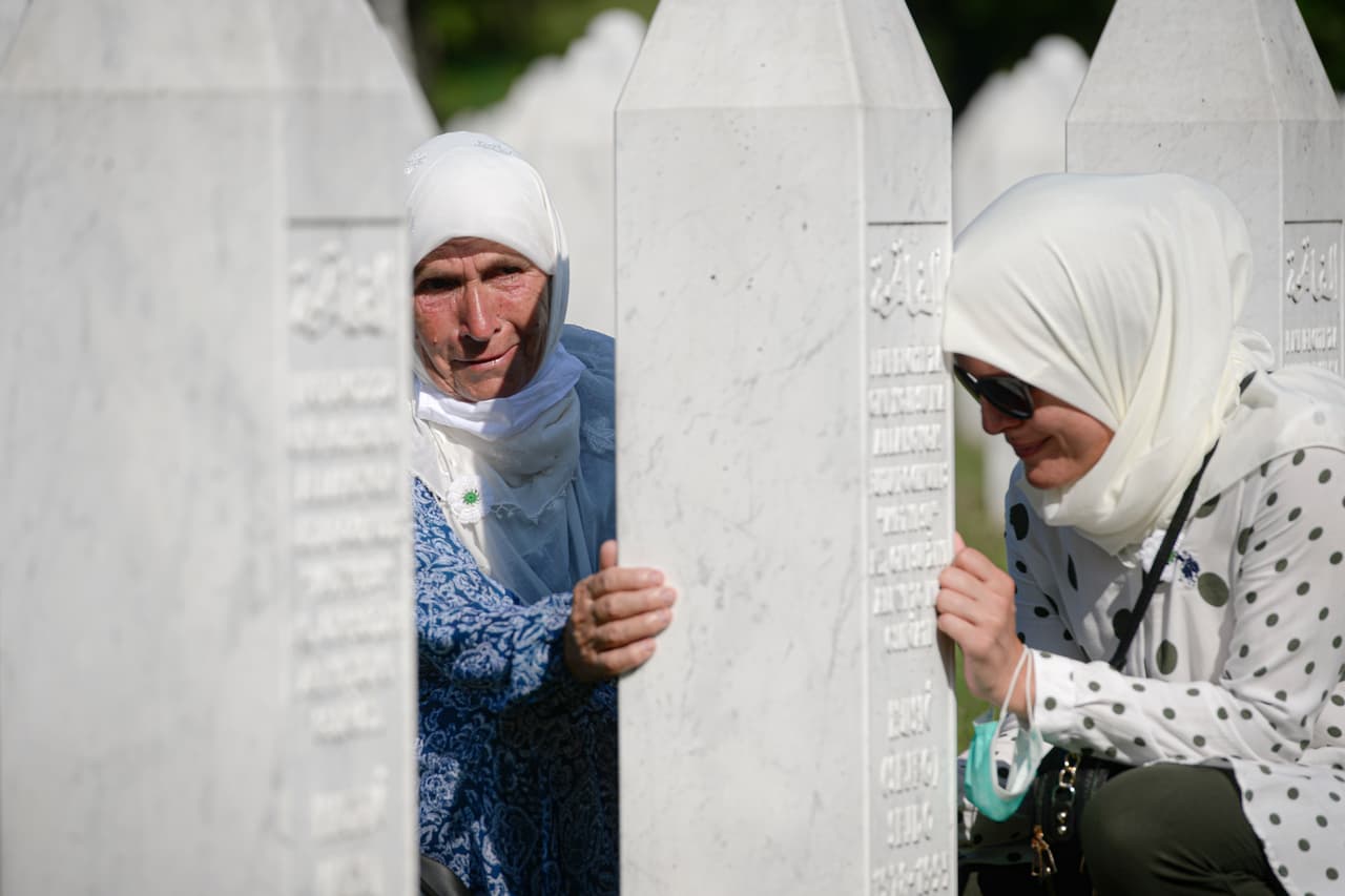 Un grupo de mujeres en un cementerio cercano a Srebrenica, Bosnia, el 11 de julio de 2020. Lloran por las víctimas de la masacre que ejecutó en esa ciudad el ejército serbio hace 25 años. Este es el único crimen de guerra en Europa declarado como genocidio después de la Segunda Guerra Mundial.