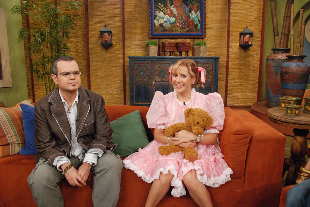 La cara de Aleks Syntek lo dice todo. Parece que el cantante no podía creer que estaba siendo entrevistado por la hija de Ana María Canseco.