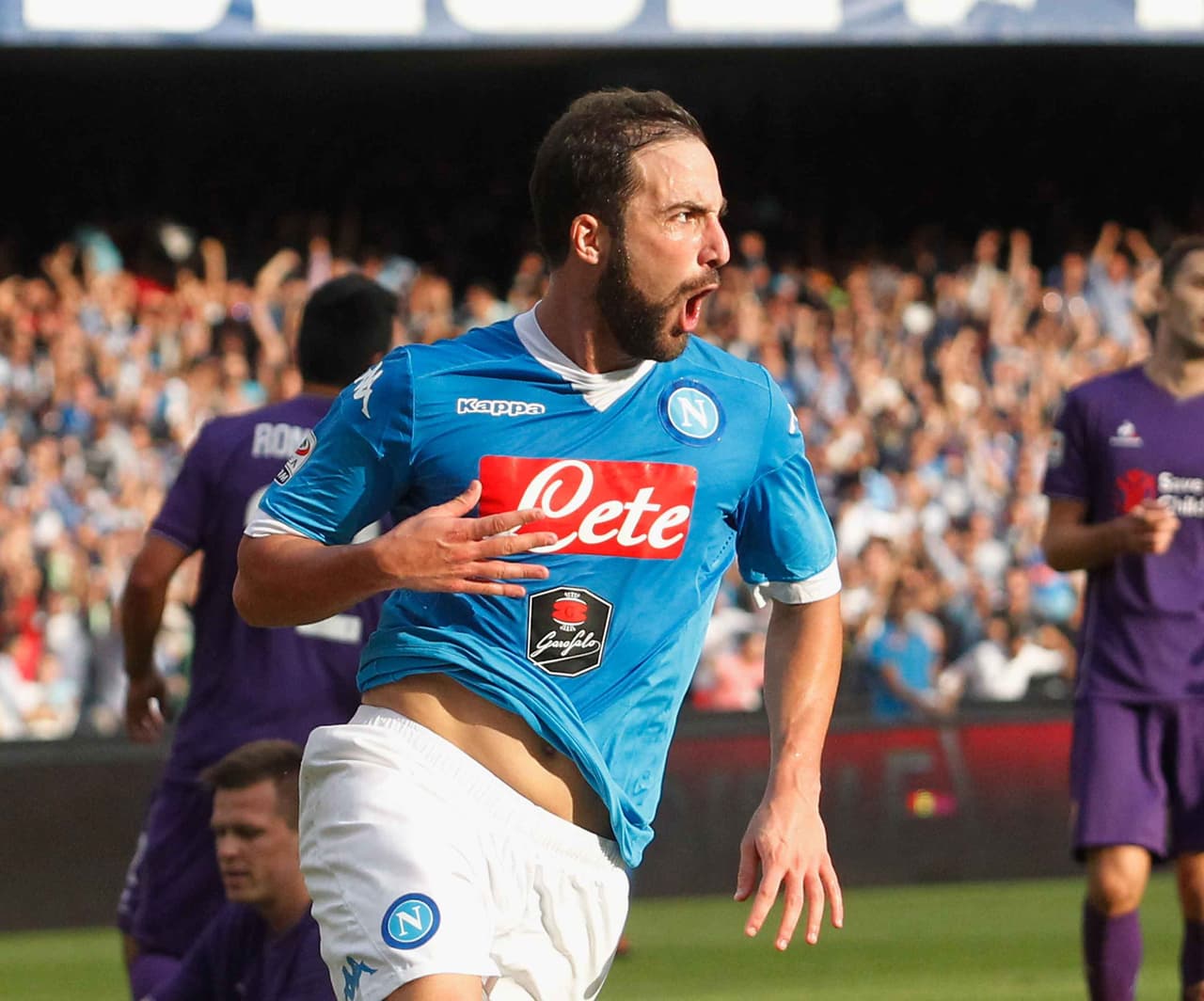 Higuaín y Nápoles derrotan al líder Fiorentina