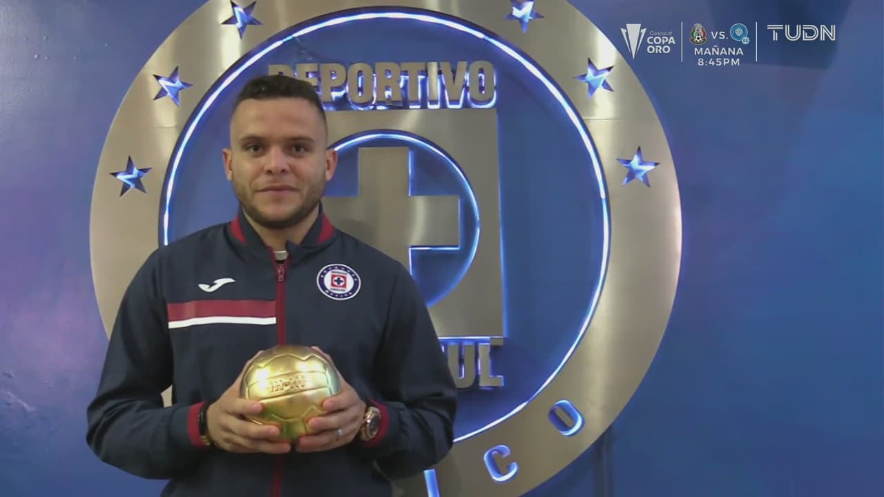 ¡El mejor del año! 'Cabecita' Rodríguez presume el premio