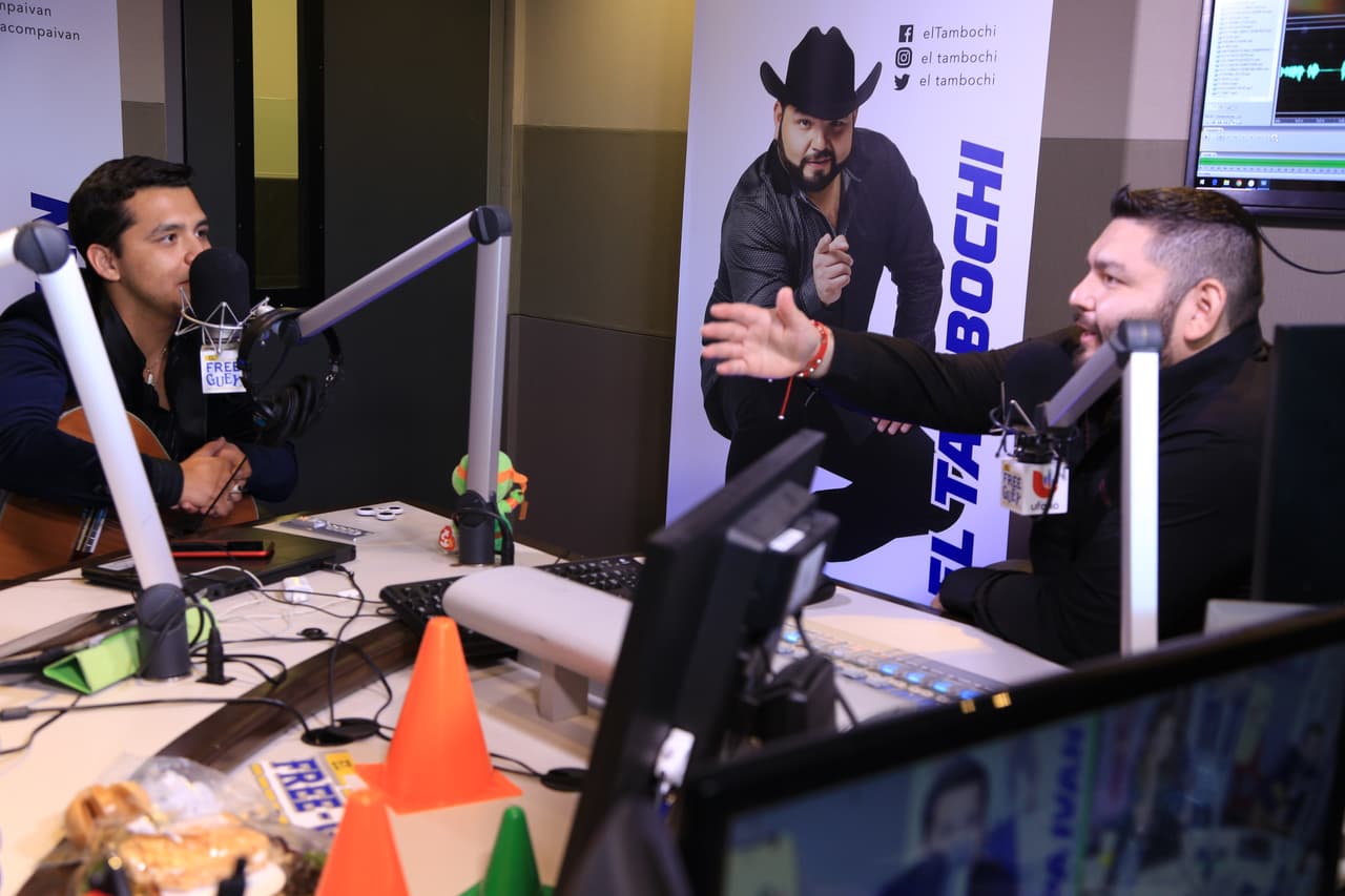 El Tambochi no perdió tiempo y como su compadre, El Compa Ivan, no estaba ahí, le soltó algunos albures.