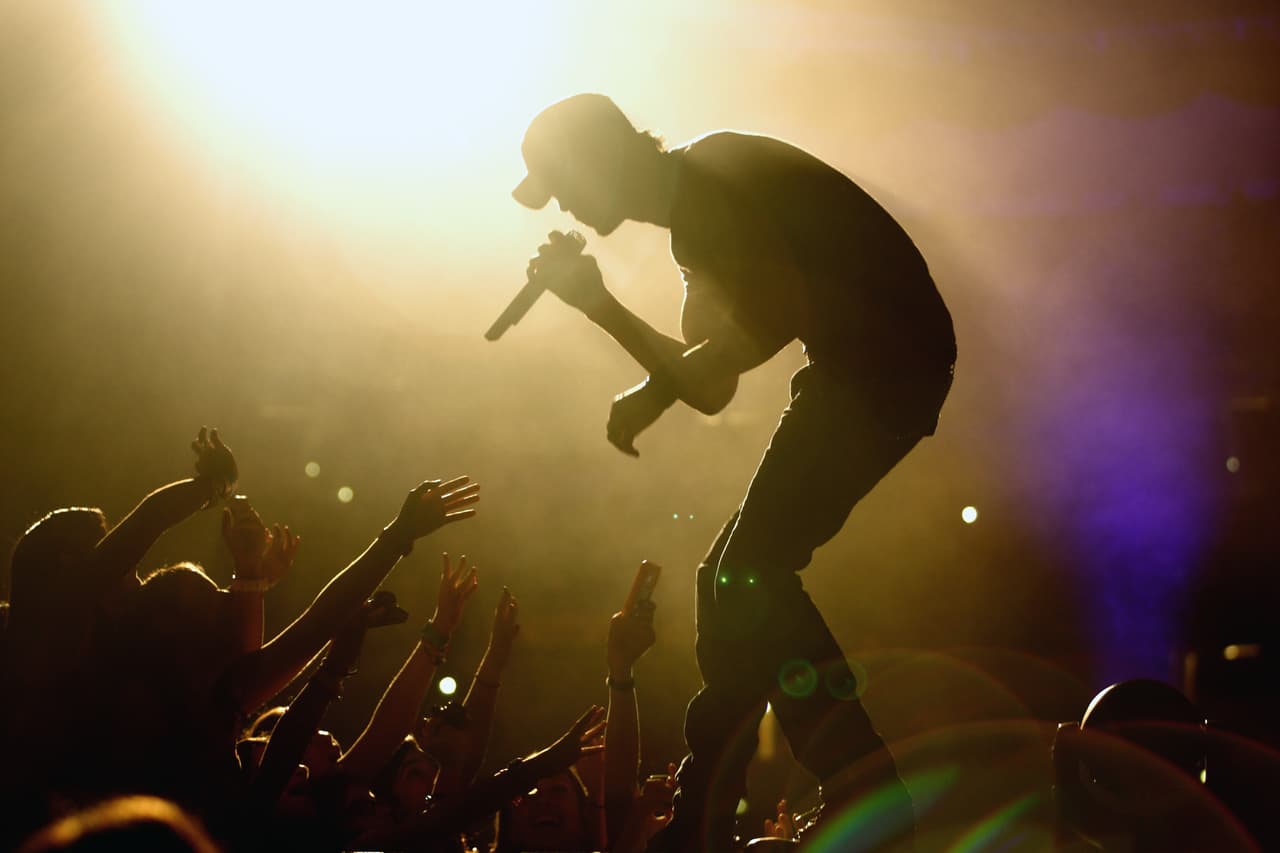 En octubre de 2014 E! News reportó que el cantante dio un concierto en Nueva York y que al estar cantando el tema 'Bailando', le dedicó unos versos a una fan...