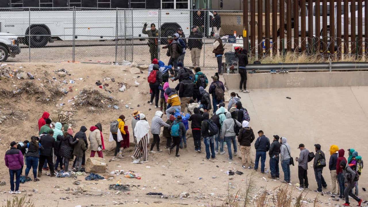 El Paso se prepara para una ola de migrantes tras declarar el estado de emergencia
