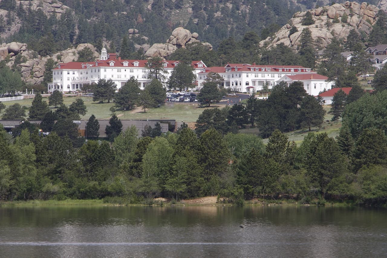 Entre el tour paranormal que ofrece el Stanley Hotel te llevan al sótano, donde tienen pianos antiguos y en el cual aseguran que habitan dos fantasmas; uno de ellos es una chica que adoraba a Led Zeppelin y que es propensa a azotar las puertas del lugar.