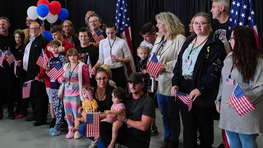 Llega a EEUU un primer grupo de sudafricanos blancos a los que Trump dio asilo, ayudas y beneficios que niega a otros inmigrantes