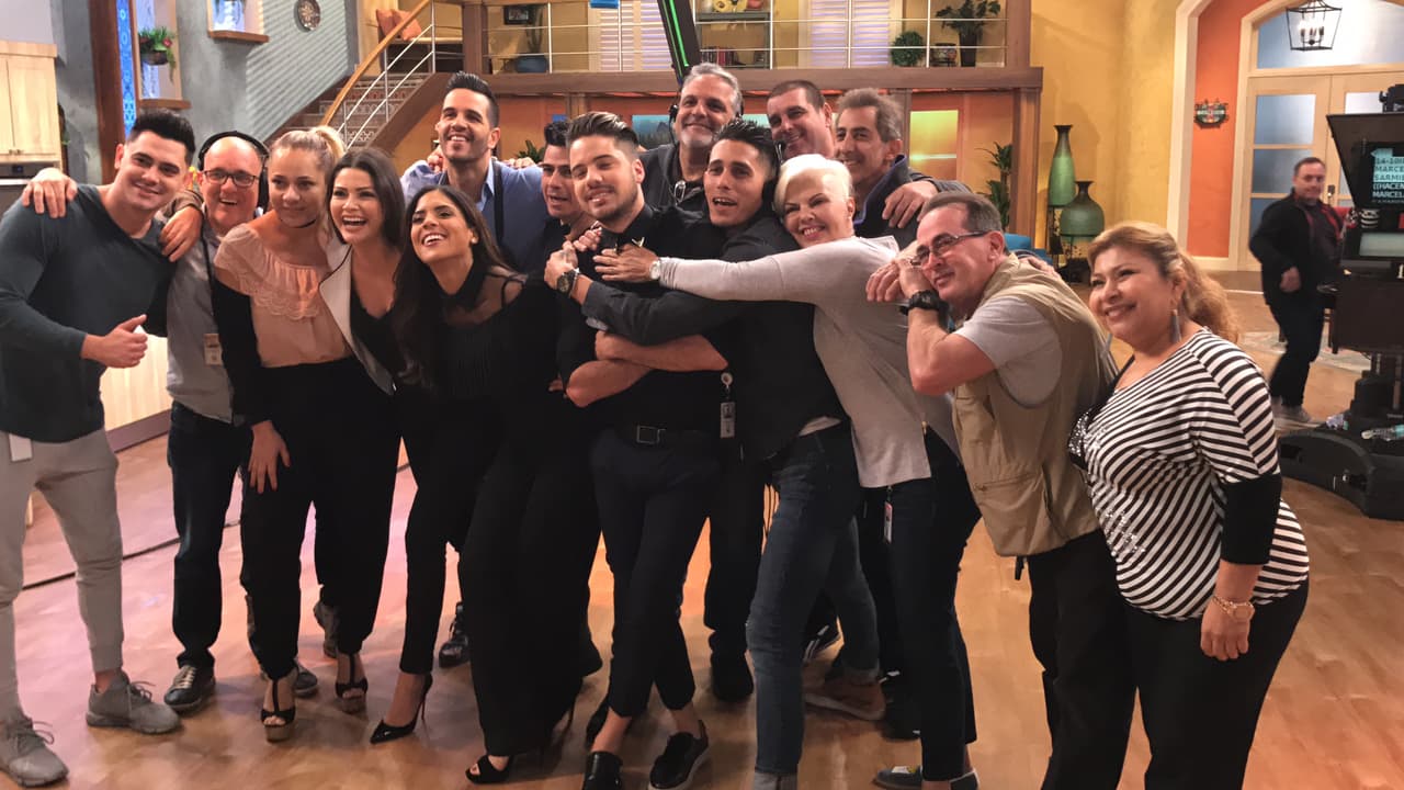 Y así se abrazó también todo el equipo de producción.