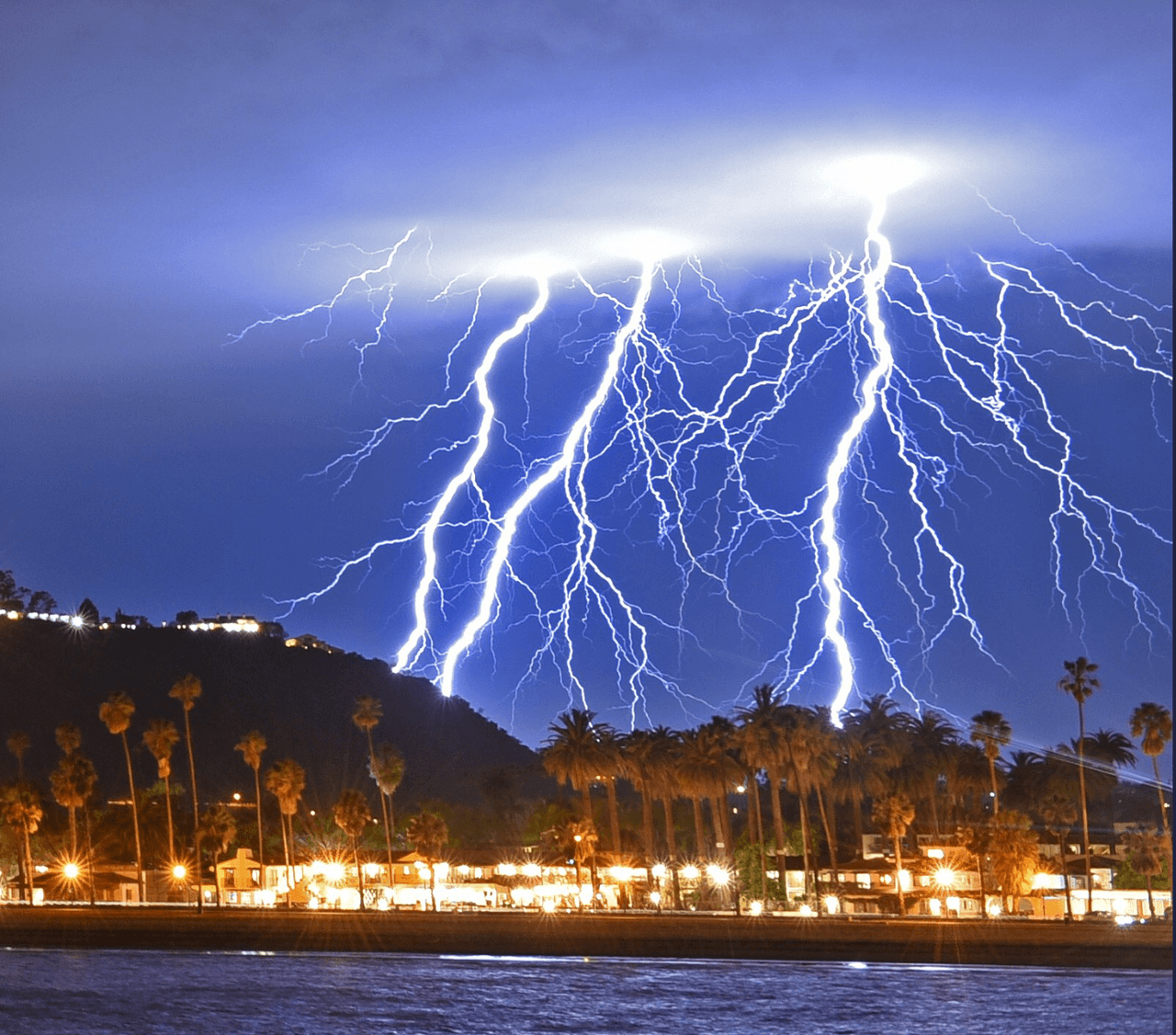 "No tomamos estas órdenes de evacuación a la ligera y si bien sabemos que esto es muy inconveniente, si alguien está en una zona de evacuación, por favor tengan en cuenta que sus vidas y propiedades corren mucho peligro", agregó Brown.