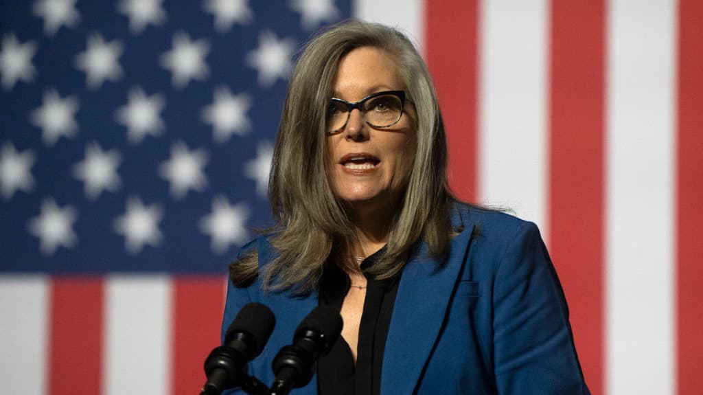 Investigación a la gobernadora Hobbs por tráfico de influencias: Lo que debes saber