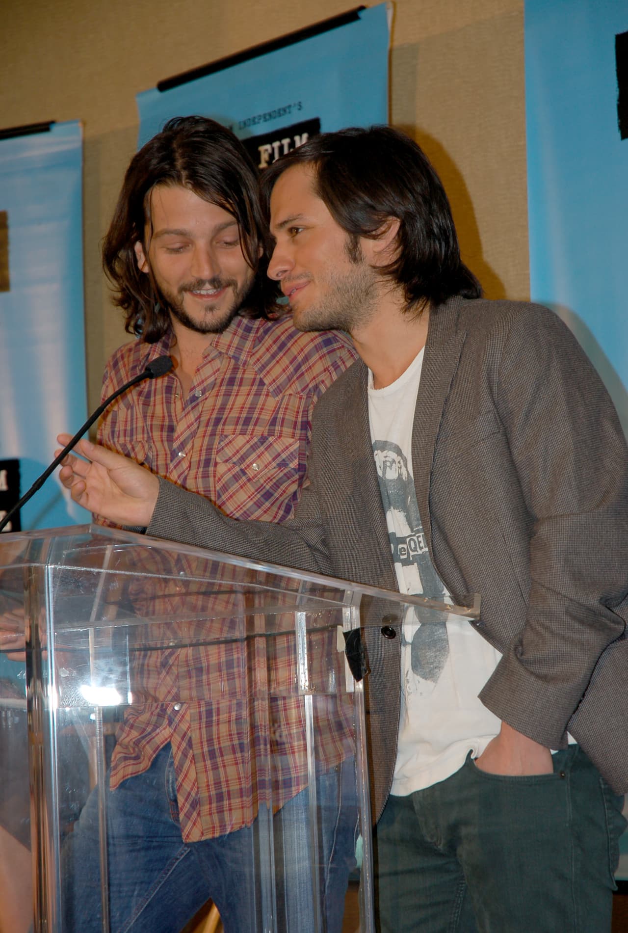 Todo unos galanes de tomo y lomo.