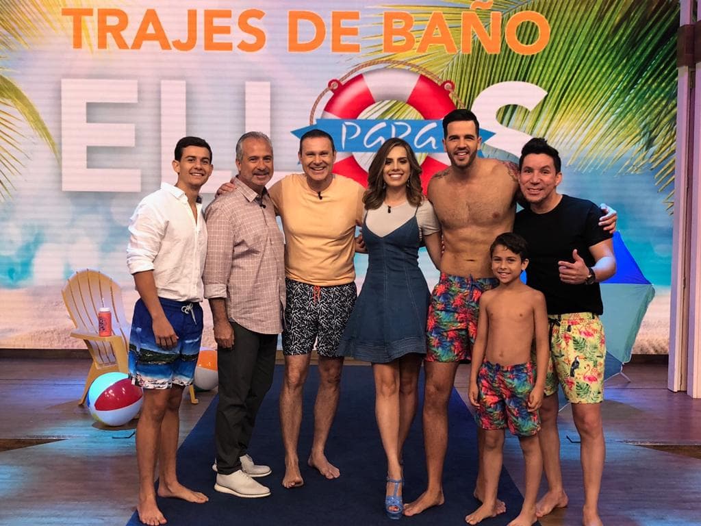 Andrea Chediak posando con los modelos de esta mañana. Esta pasarela resultó muy inspiradora para los caballeros.