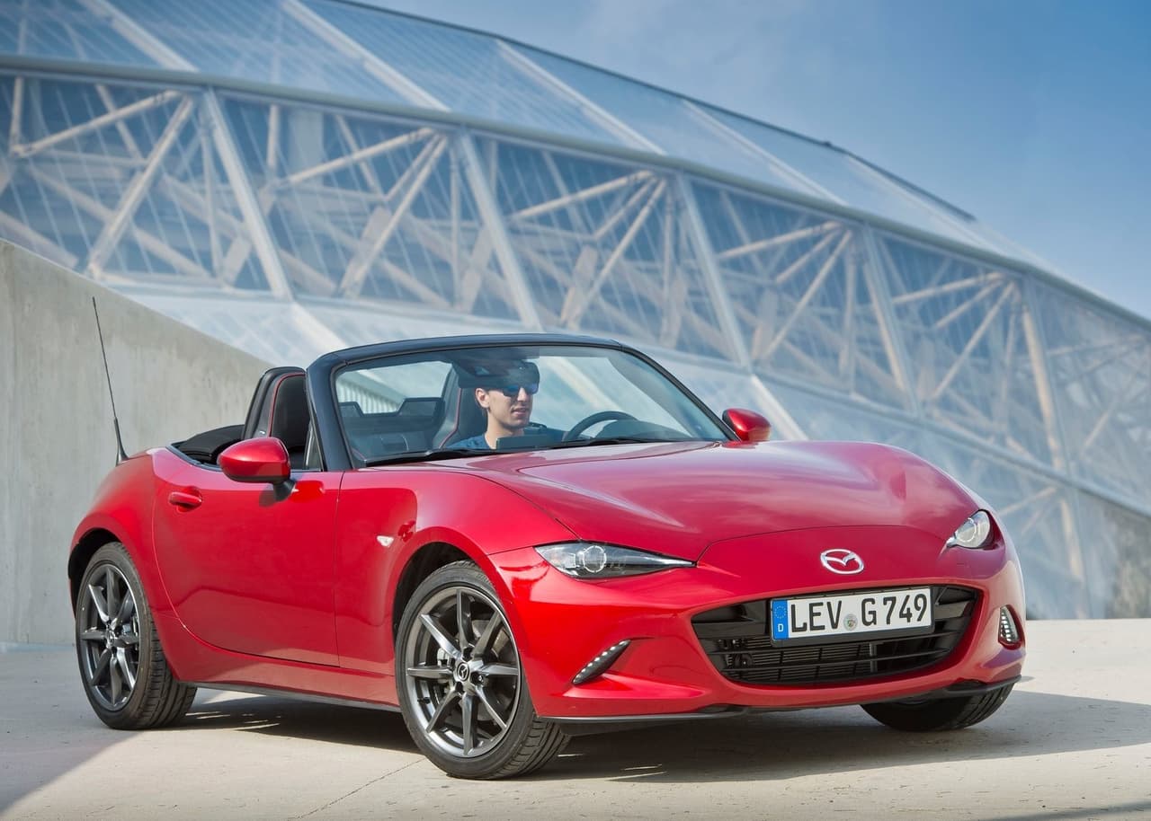 <h3 class="cms-H3-H3"><b>1er. lugar en el segmento de los carros convertibles</b></h3>
<br>
<br>
<u>Mazda MX-5 Miata</u>
<br>
<br>Puntaje general de iSeeCars: 7.9
<ul>
 <li>Puntaje de confiabilidad: 8.6</li>
 <li>Puntaje de valor retenido: 7.2</li>
 <li>Puntaje de seguridad: no disponible</li>
</ul>
<br>Precio promedio para una unidad con 3 años de uso: $31,038
<br>