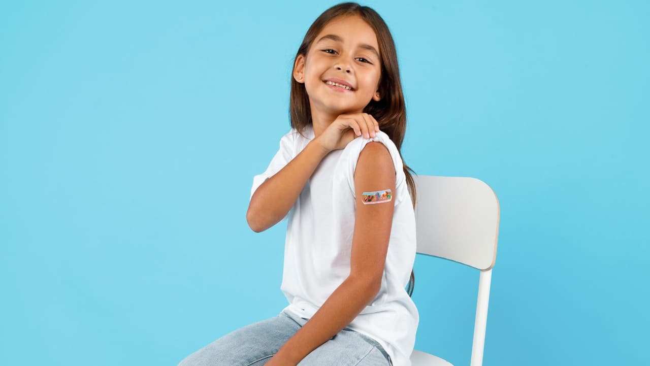 <b>¿Es esta la misma vacuna que han recibido niños mayores y adultos? </b>Son las mismas vacunas, pero las concentraciones que se administran a los niños más pequeños son más bajas que a los adultos y niños mayores para reducir los posibles efectos secundarios. Cada una de las inyecciones de Moderna entrega 25 microgramos de vacuna. La dosis de Pfizer es de solo tres microgramos.
<br>