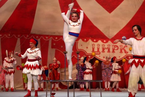 En el circo ruso de clausura participaron casi 400 acróbatas, gimnastas y malabaristas.