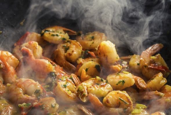 Incorpora 4 onzas de camarones (113 g) y cocínalos de un lado, hasta que adopten un tono rosado (unos 30 segundos); luego, rótalos.