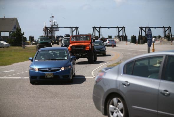 filas de autos salen de la comunidad de Ocracoke Island.