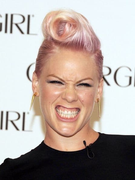 La cantante Pink lo llevó en un tono muy intenso en las raices, mismo que se iba aclarando hasta las puntas. ¡Ruda pero muy femenina!