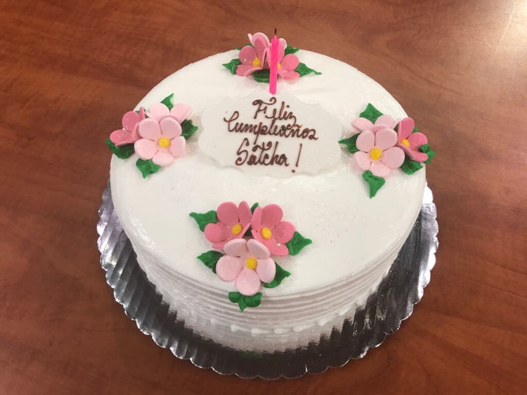 El pastel estaba listo para festejar a Satcha, y lucía realmente delicioso.