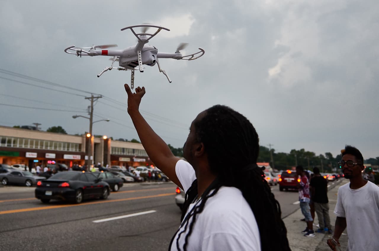 No sólo la policía podría usar drones. Los manifestantes en lugares como Ferguson (en la foto) y Standing Rock ya los han aprovechado.