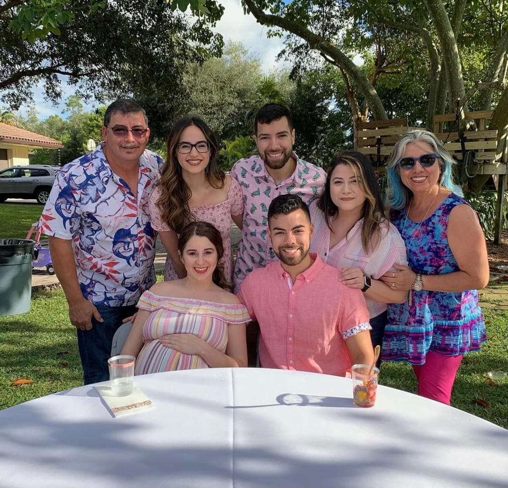 Una bebé de 10 meses y su madre de 26 años, esposa del hijo de Adriana Martínez, quienes también iban en la van, están en condición de salud delicada en hospitales del área. Un familiar comentó a Noticias 23 que ambas "tienen un largo camino de recuperación y dolor, además de todo lo que han pasado ya".