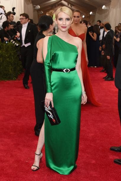 Emma Roberts fue otra de las mejores vestidas, logró complementar a la perfección su vestido con distintos accesorios, y el detalle de su ‘clutch’ le agregó un toque especial.