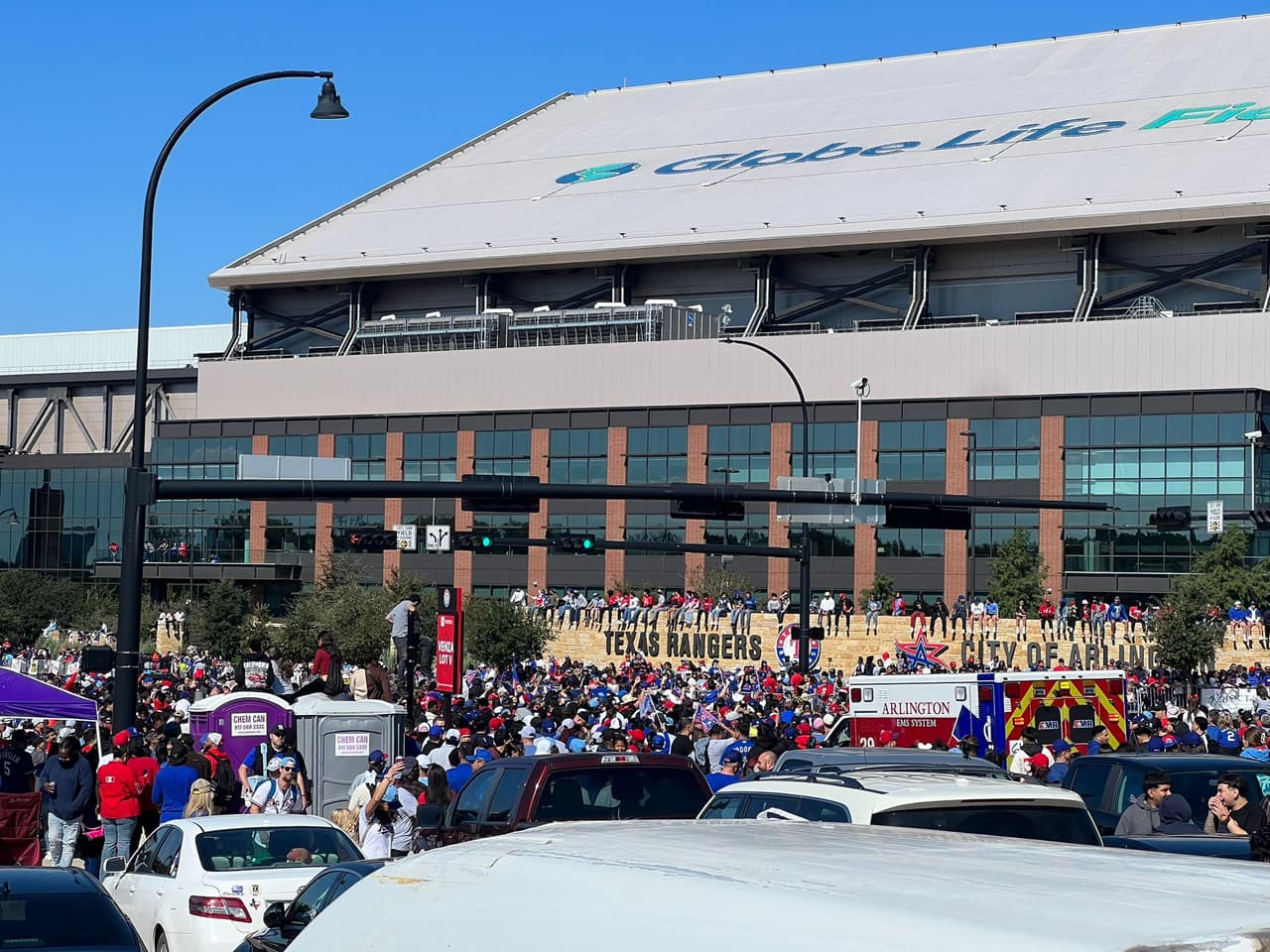 Desde cualquier punto, los fanáticos quieren disfrutar y ver el desfile de los Texas Rangers.