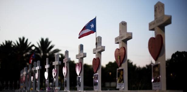 Hombre de Chicago guió 1,200 millas para llevar cruces a Orlando en honor a las 49 víctimas de odio