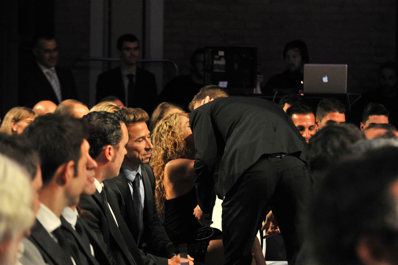 Así premiói a su galán.