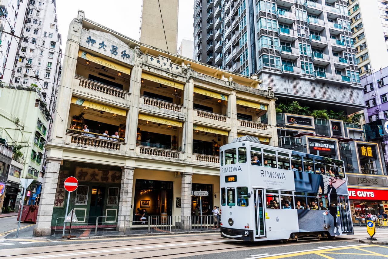 <h3 class="cms-H3-H3">22. Wan Chai, Hong Kong</h3>
<br>
<br>Wan Chai, que alguna vez fue el barrio rojo de Hong Kong, se ha convertido en un bullicioso vecindario cuyas pintorescas calles exhiben una escena diversa de comida y bebida, centros de arte, cafés extravagantes y boutiques de moda, todo disperso entre edificios contemporáneos, monumentos históricos y gemas urbanas revitalizadas. Incluso durante tiempos difíciles, el área ha seguido floreciendo, dando la bienvenida a nuevos restaurantes y bares, además de una sección de ferrocarril que cruza el puerto que une partes de la ciudad y expandiendo el vibrante paseo marítimo con vista al famoso puerto de Hong Kong.
<br>