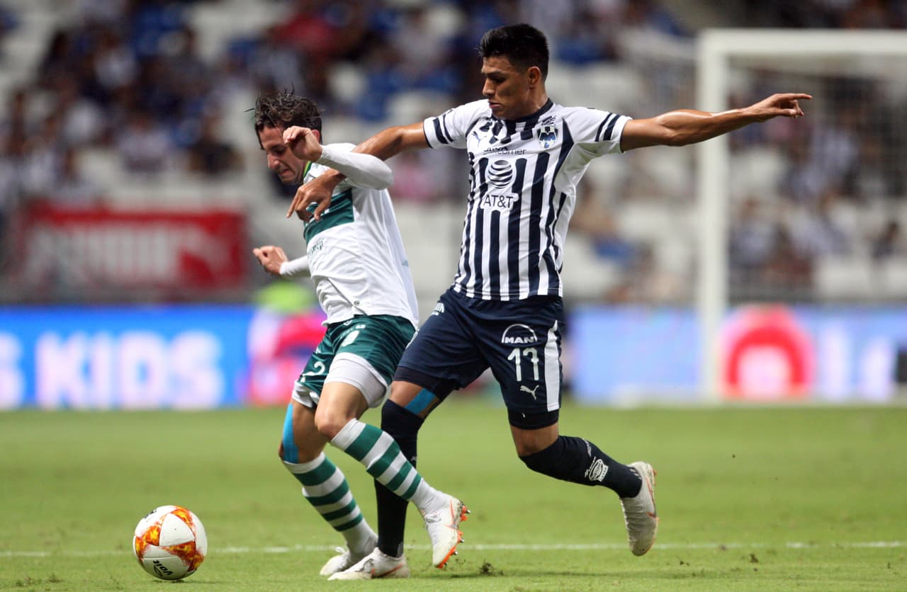 Como era de esperarse, los locales salieron a morder a su rival de menor calibre, por jugar en el Ascenso MX, y les coparon la zona defensiva con una buena cuota de futbolistas para hacer daño.