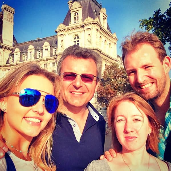 Angelique Boyer es la siguiente en la lista, aquí la vemos con su padre, su hermano y su cuñada.