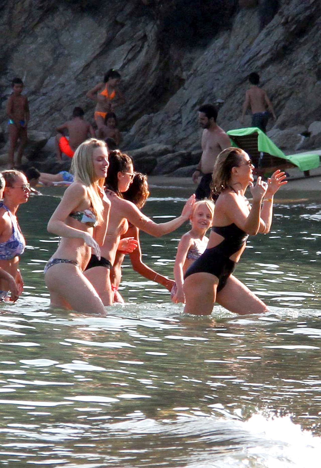 Sólo que en esta ocasión, el líder de la banda Muse llevó a su nuevo amor, la modelo Elle Evans.