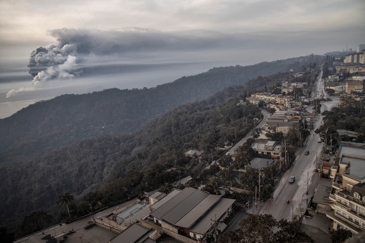 La erupción del volcán Taal vista desde Ciudad Tagaytay, en la provincia de Cavite, a unas ocho millas (unos 12 kilómetros). Este volcán está ubicado en medio del lago Taal, en la isla Luzón, la más grande del archipiélago.