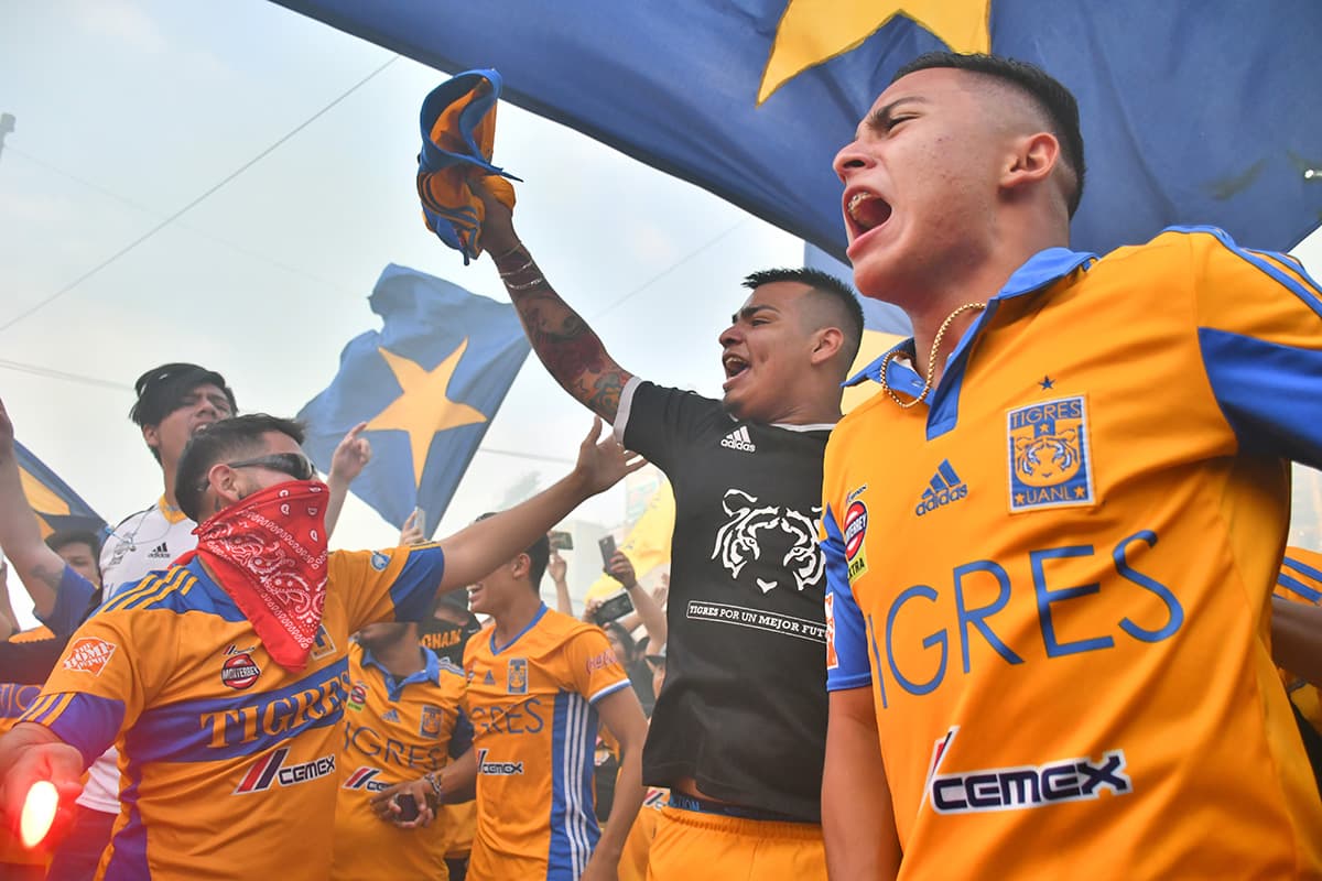 Los fanáticos de Tigres lucen con orgullo sus colores previo al Clásico Regio.