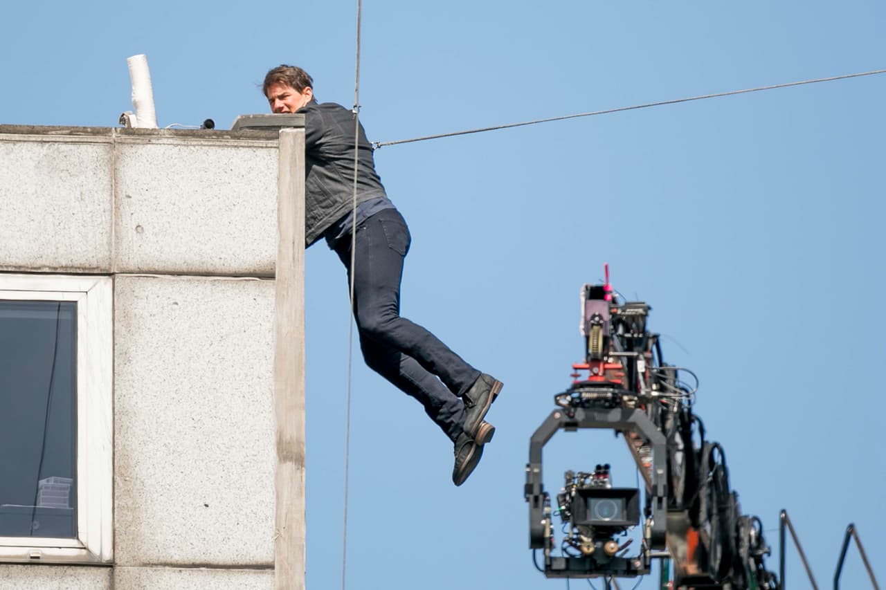 Este no es el primer accidente que sufre Tom Cruise grabando la popular saga de acción 'Misión Imposible'.