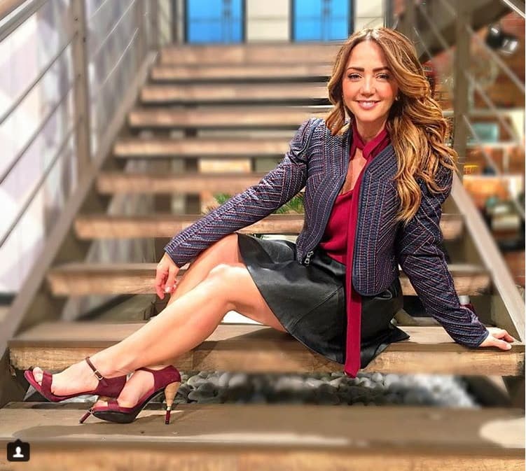 La falda negra, corta o larga, es una prenda indispensables para crear diferentes atuendos, lucen ideales con zapatos de tacón.