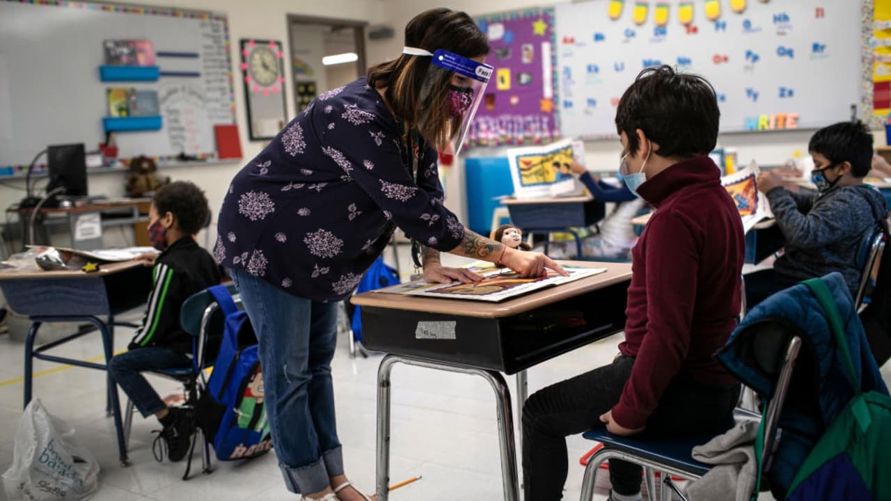 ¿Qué planea hacer LAUSD ante el aumento de contagios por coronavirus entre sus estudiantes y trabajadores?