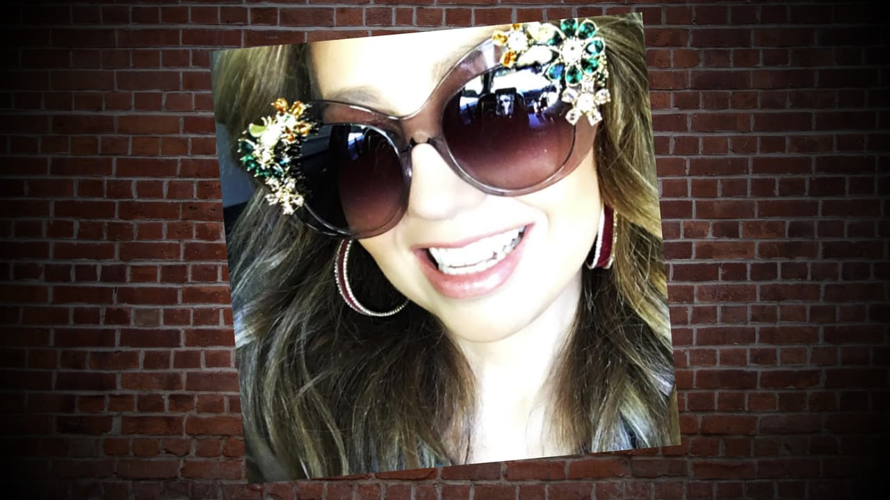 Ya sea en el auto, con su mejor amiga Lili Estefan o con su esposo Tommy Mottola, Thalis no puede estar sin lentes de sol. Y es que la cantante y actriz tiene una colección muy particular de gafas y aquí te mostramos algunas de ellas. ¿Cuál es tu favorito?