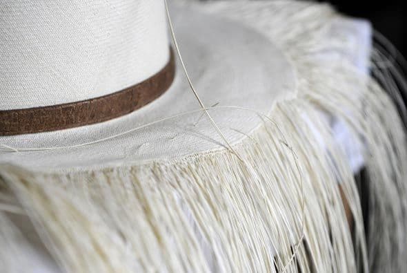 Pero los artesanos ecuatorianos no solo fabrican sombreros; hacen cestos y bolsos.