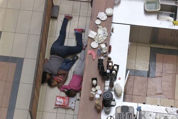 Personas escondidas esperando ser rescatadas.