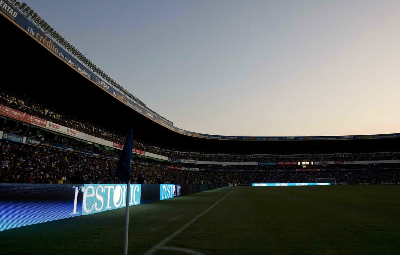 Después del triunfo de América por 2-0 sobre Querétaro en la jornada 1 del Clausura 2012, un aficionado americanista perdió la vida luego de una riña que entre aficionados azulcremas con hinchas de Querétaro.