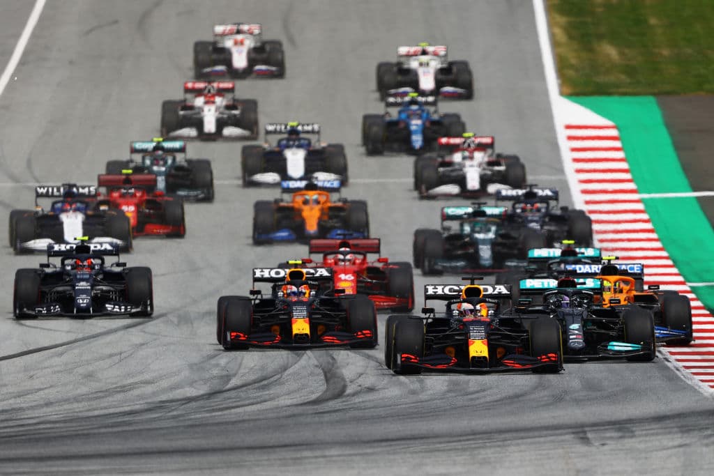 Max Verstappen se lleva el Gran Premio de Estiria en la Formula 1. El piloto neerlandés es número uno en el ranking de pilotos dejando muy atrás a Lewis Hamilton, quien quedó segundo; Bottas se queda con la tercera plaza. El mexicano Sergio Pérez no logra subir esta vez al podio, sin embargo sigue produciendo grandes resultados para Red Bull.