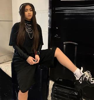 <b>9. Del escenario al baño. </b>La primera vez que Paloma debió enfrentarse al público se congeló. "Miró a la gente. Entró en pánico. Soltó el micrófono y se fue al baño a vomitar", reveló al diario El Mercurio su tía Lorena Astorga, quien en esa ocasión la invitó a cantar en un pub de Chile.