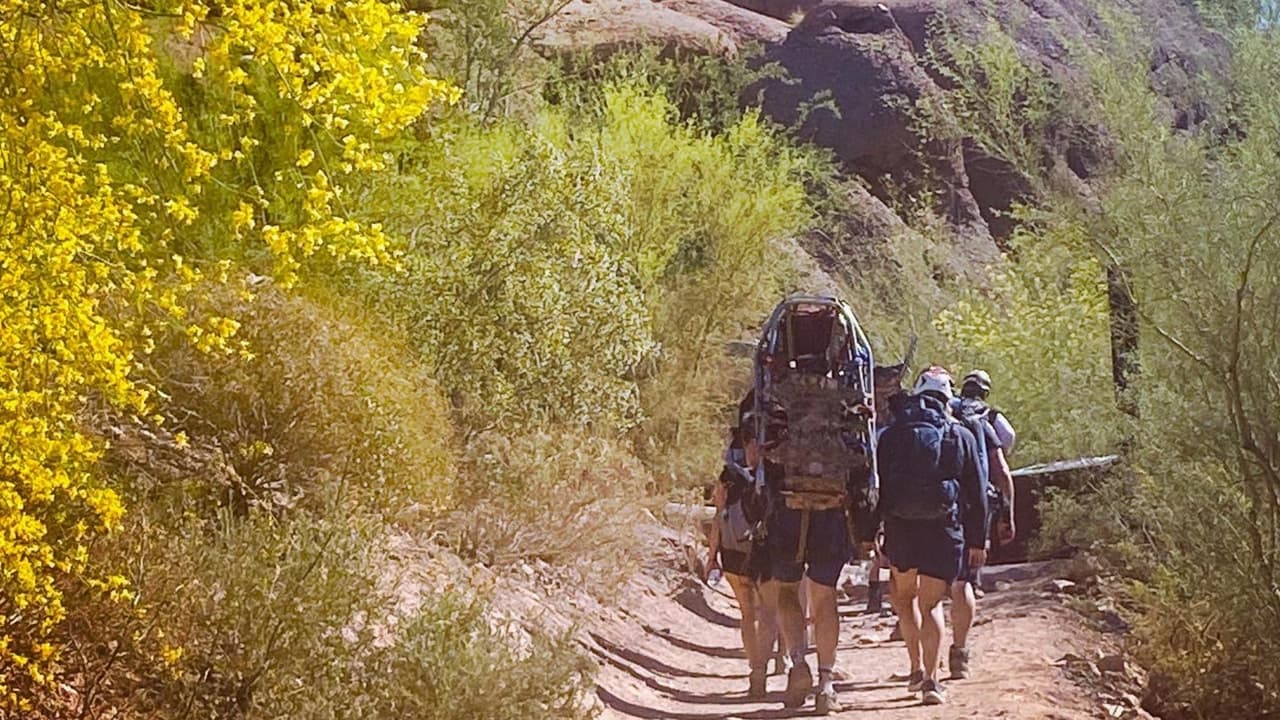 Pero todo tuvo un final feliz cuando los rescatistas llegaron a su encuentro, la reanimaron, la examinaron y la pusieron en condiciones para descender caminando de la montaña con ellos.