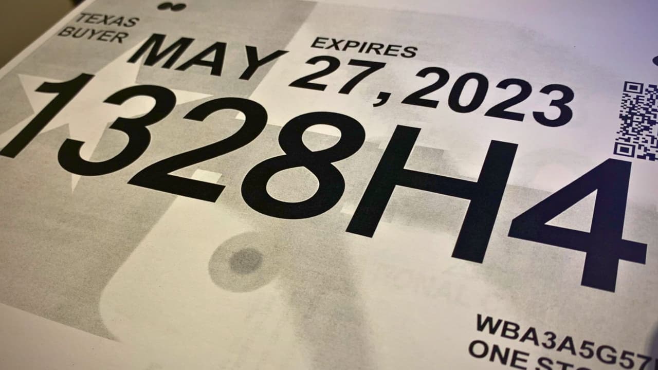 Adiós a las placas temporales de papel: guía para conductores en Texas sobre el Proyecto de Ley 1902