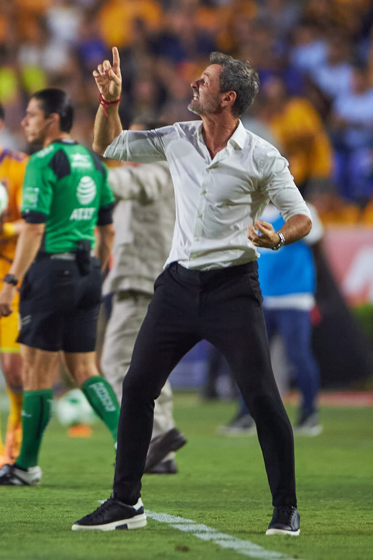 Diego Cocca vivió el partido con demasiada intensidad.