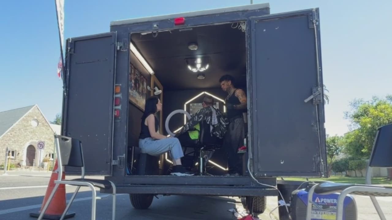 Barbero venezolano convierte carrito postal en barbería móvil en Oakland