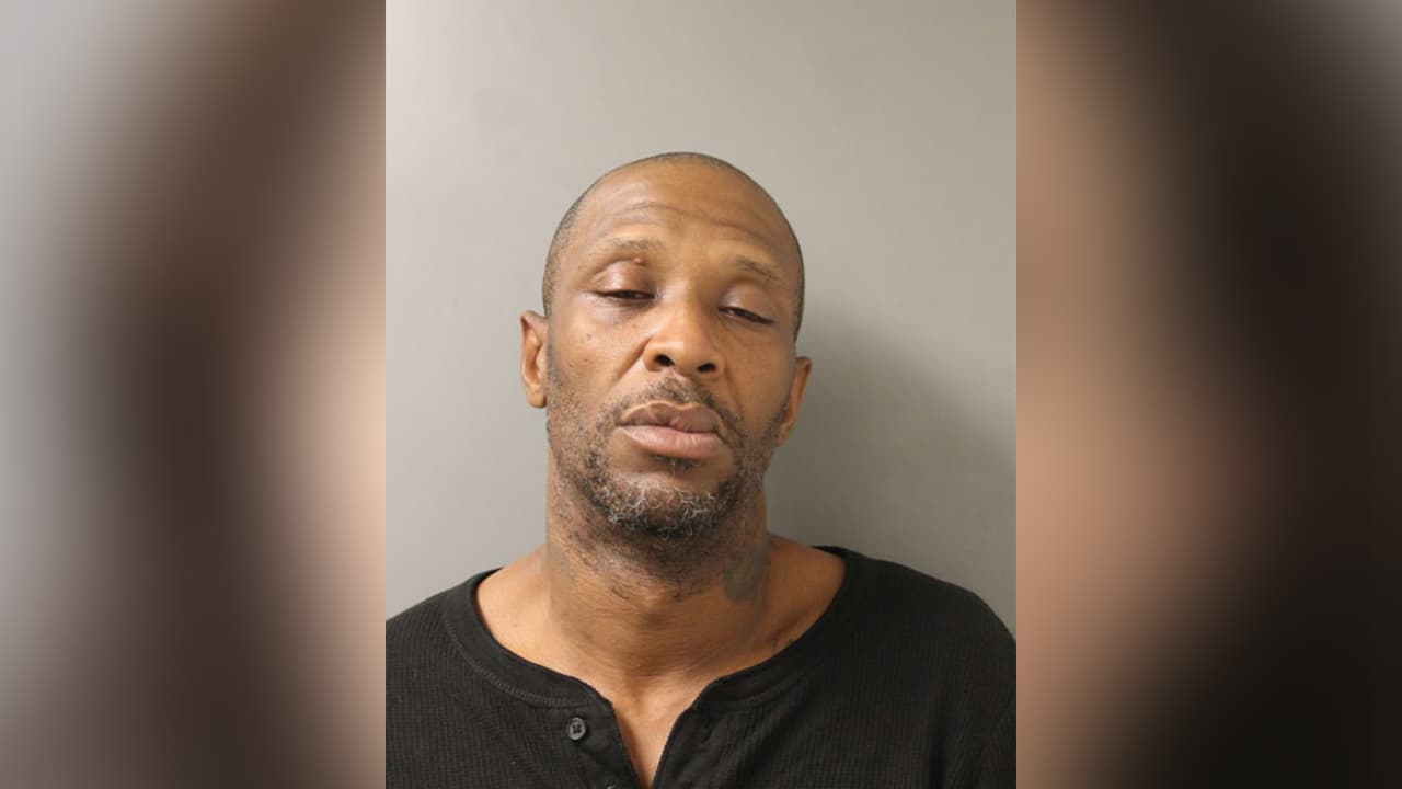 Robert Marcelus Foster, está acusado de agresión contra una persona con discapacidad, miembro de su familia y provocarle heridas corporales.