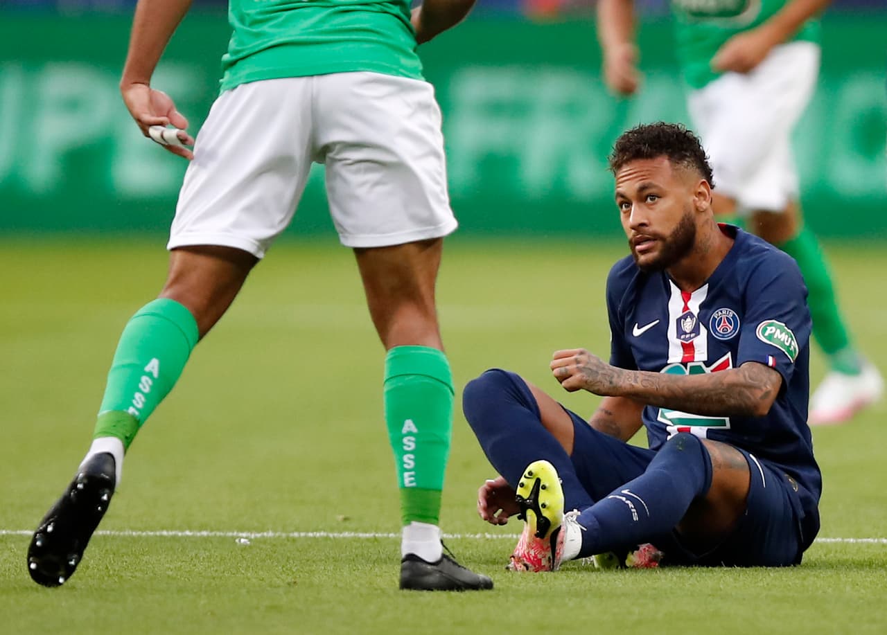 Apenas a los 2’ del partido, es astro brasileño recibió una fuerte entrada. Macon fue amonestado.